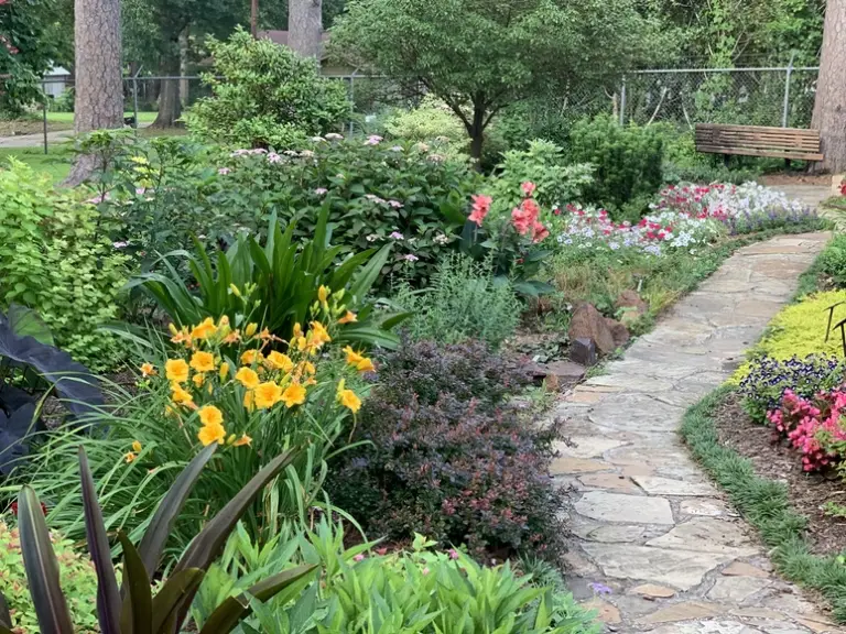 Entretien, prix et pose d’une allée de jardin en pavé